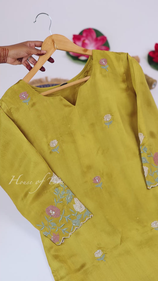 Mustard Yellow Minimal Floral Kurti Se
